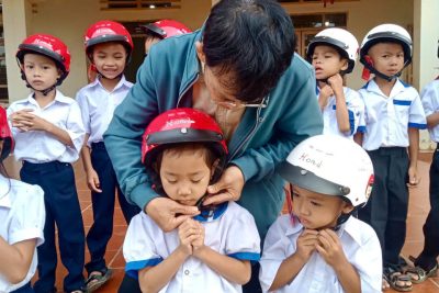 TẶNG MŨ BẢO HIỂM CHO HỌC SINH LỚP 1 NĂM HỌC 2025-2026