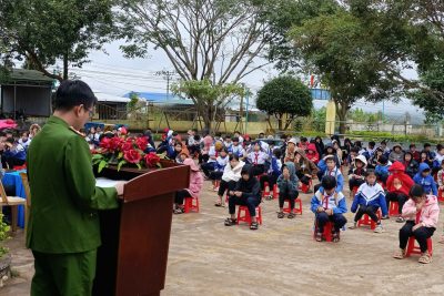TUYÊN TRUYỀN DƯỚI CỜ: LAN TỎA NHẬN THỨC AN TOÀN ĐẾN HỌC SINH TIỂU HỌC TRẦN CAO VÂN