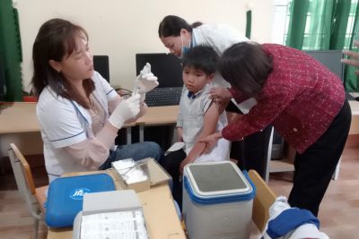 HỌC SINH THAM GIA KHÁM SỨC KHỎE VÀ TIÊM CHỦNG VẮC – XIN